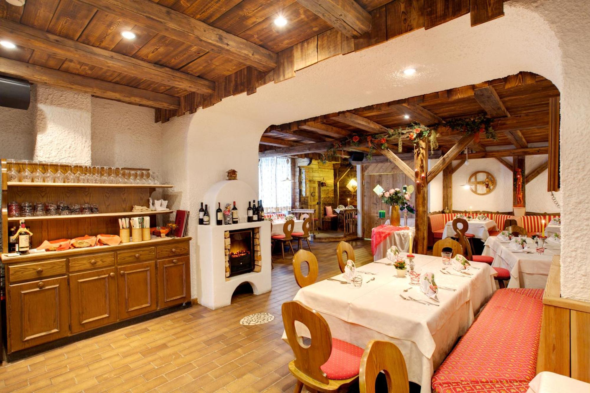 Hotel Castel Latemar Carezza al Lago Esterno foto